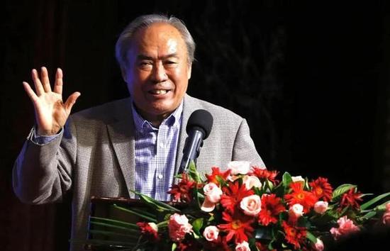 马基德用独特的视角、感人的故事温暖照亮了苦难的心，正如《天堂的孩子》的结尾一幕:当小男孩将磨得红肿的脚伸到水池里，几尾金鱼游过来亲吻他的脚;《继父》的结尾:在清凉的溪流中，小主人公的全家福照片顺水漂流……那种温暖和诗意的美浸透了每一位观众的灵魂。